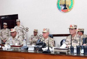 رئيس الأركان يتفقد عدد من الأكمنة والارتكازات الأمنية بشمال سيناء