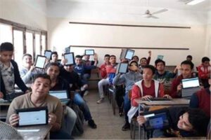 571 ألف و749 طالب وطالبة بالصف الثاني الثانوي يؤدون الاختبار إلكترونيًا